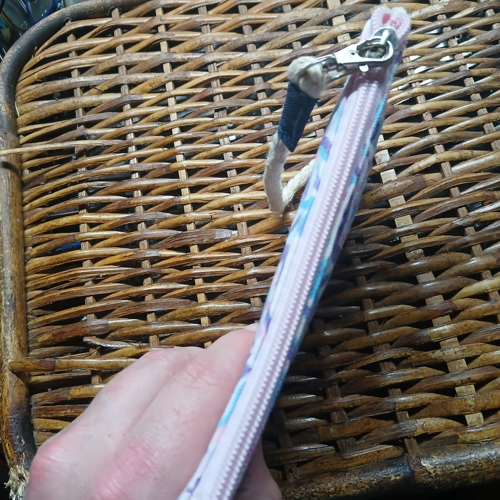 Pastel Seashell Wristlet - Picture 6 of 7